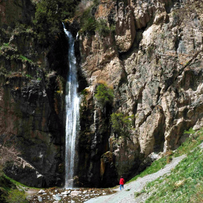 Ущелье с 20-тиметровым водопадом