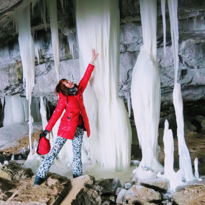 Пещера с ледяными сталактитами