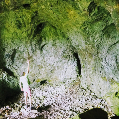Пещера, которая прорезает скальный хребет