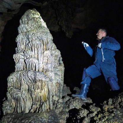 Пещера с большими сталактитами