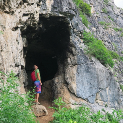 Скала с пещерами