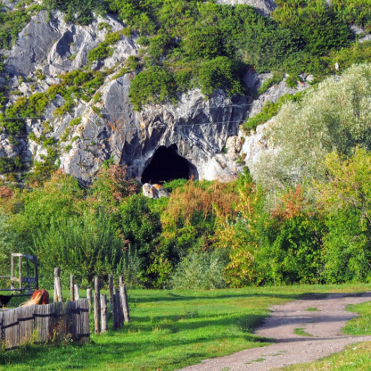 Пещера на берегу Ануя