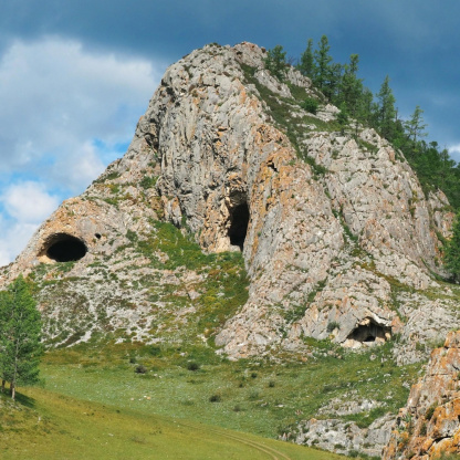 Гора с пещерами