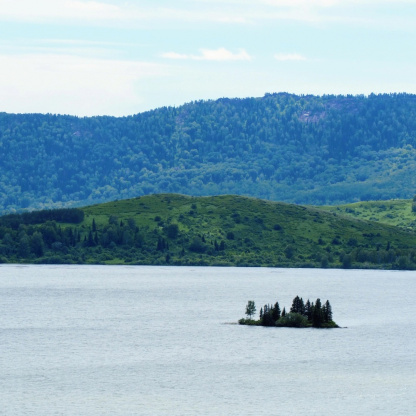 Озеро с островком
