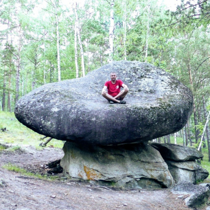 Причудливые камни в лесу